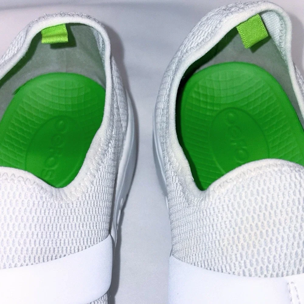Oofos OOmg eeZee Low Slip-On Shoes Knit White On White Mens Size 7 EU 38